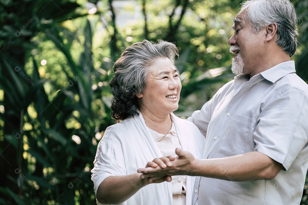 Casais de idosos dançando juntos