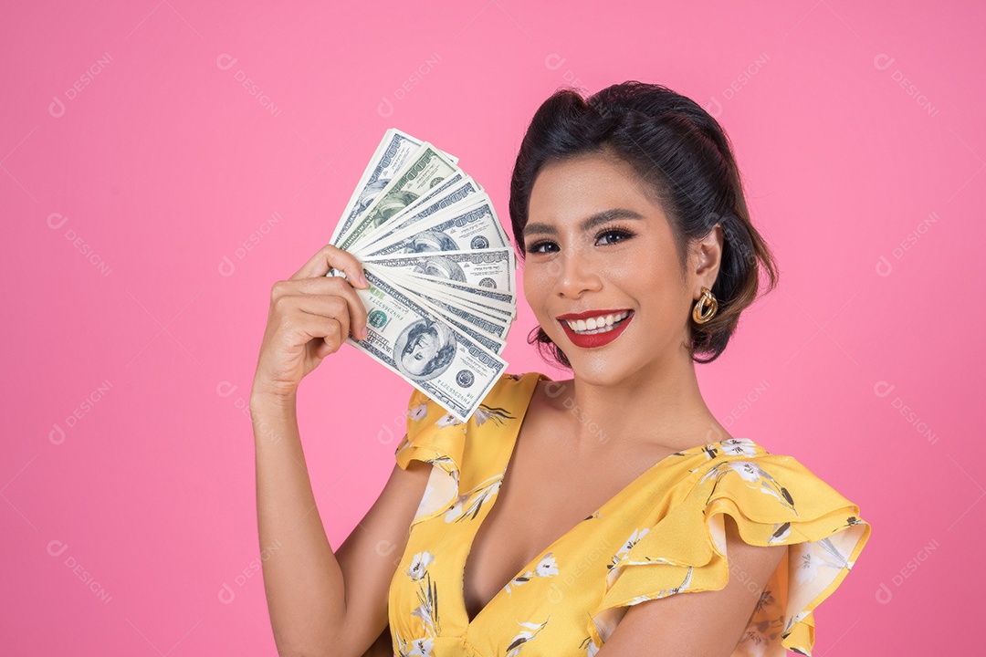 Feliz moda linda mão de mulher segurando o dinheiro do dólar