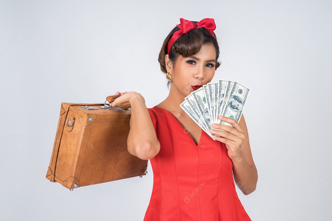 Mulher da moda retrô pegam uma bagagem e dinheiro em dólar para viajar