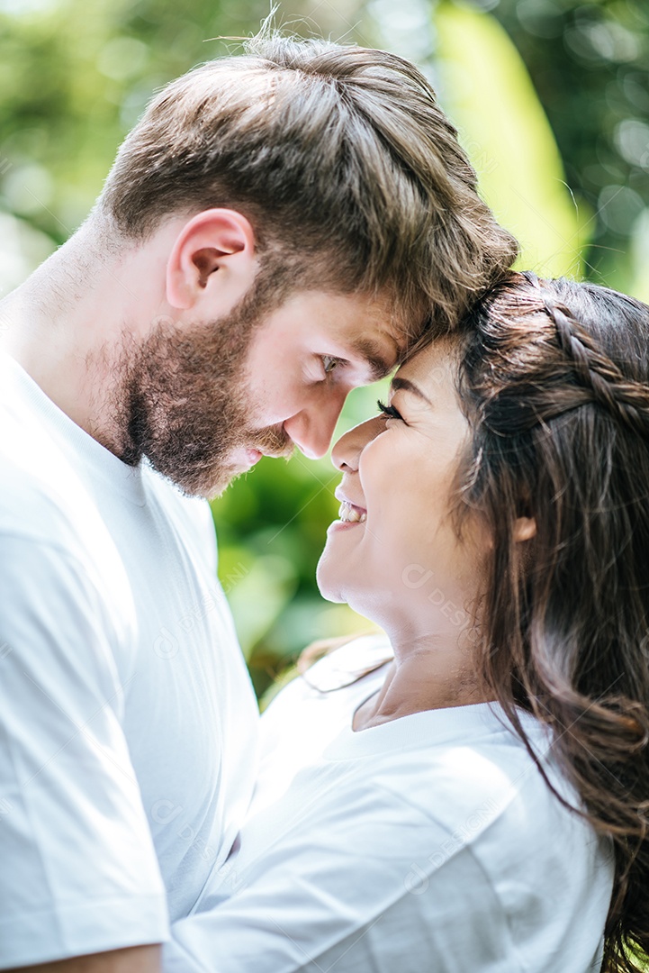 Diversidade de casal sorridente feliz no momento de amor juntos