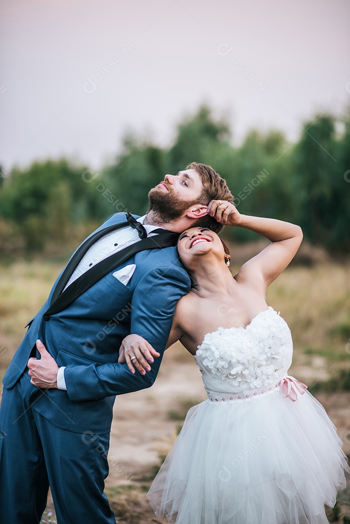 Noiva e noivo têm tempo de romance e felizes juntos