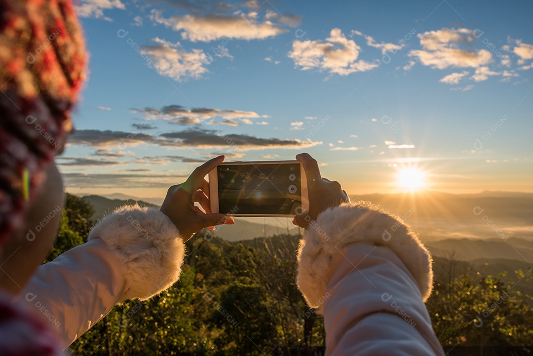 Mão segurando um smartphone tire uma foto linda montanha