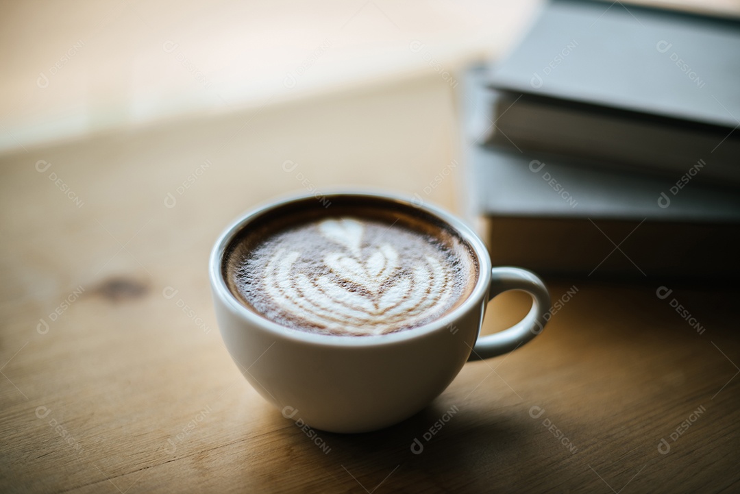 Latte art em xícara de café na mesa de café