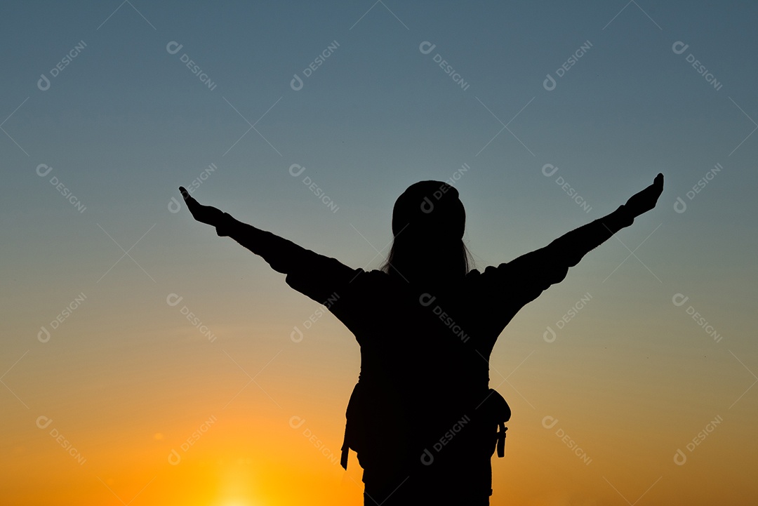 Silhueta de mulher turista em pé na montanha