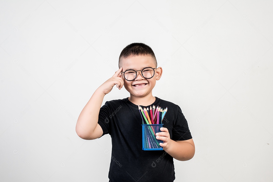 Menino educador sorrindo em tiro de estúdio