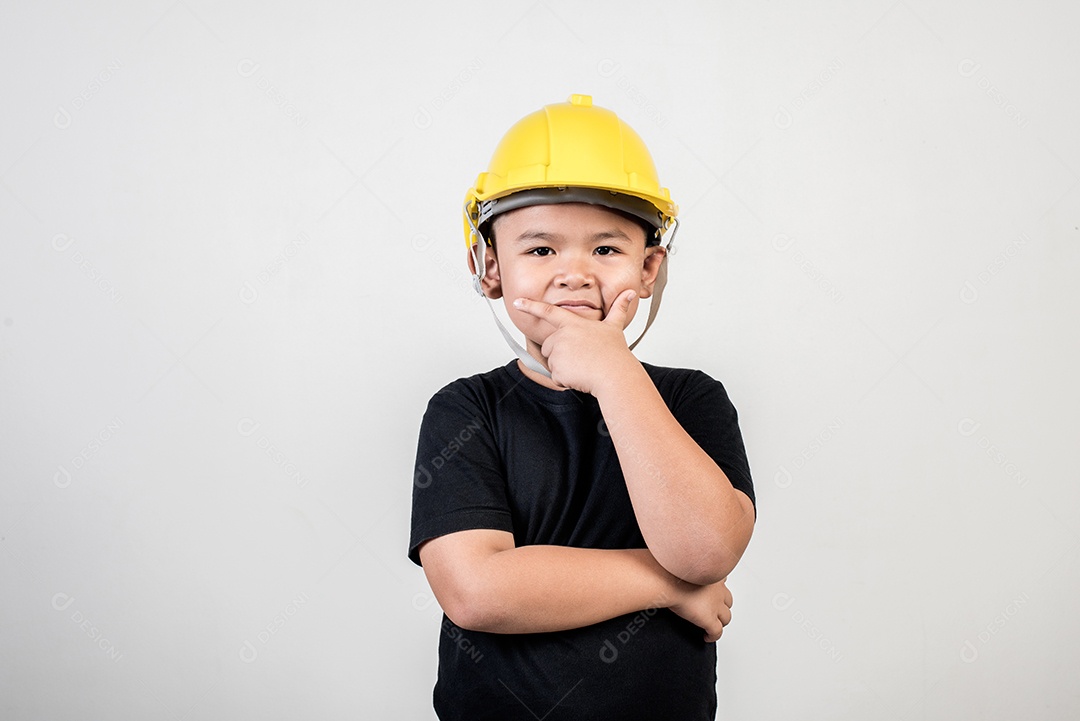 Retrato menino feliz usando chapéu de engenheiro