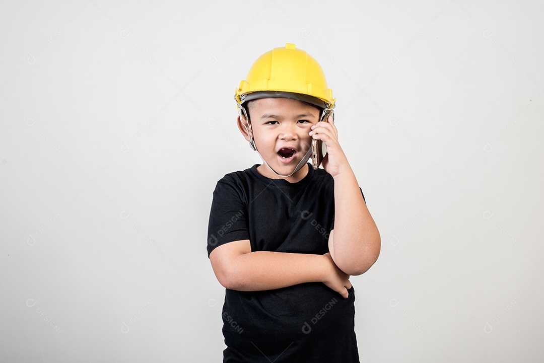 Retrato menino feliz usando chapéu de engenheiro