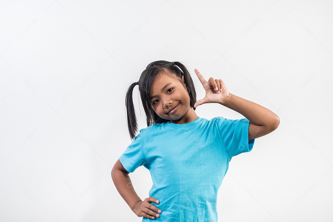 Retrato de uma garotinha engraçada atuando em estúdio