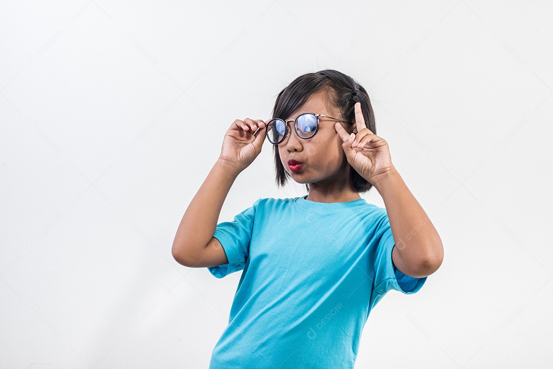 Retrato de uma garotinha engraçada atuando em estúdio