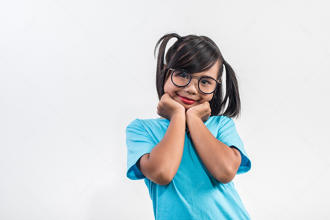 Retrato de uma garotinha engraçada atuando em estúdio