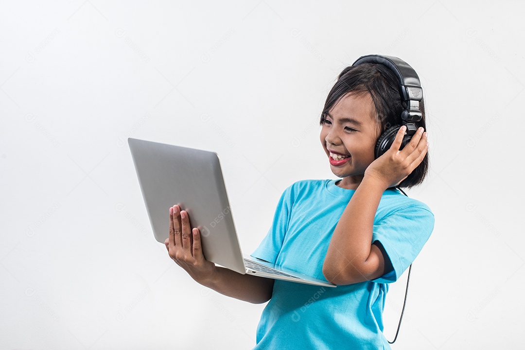 Menina usando computador portátil e aula de escuta online