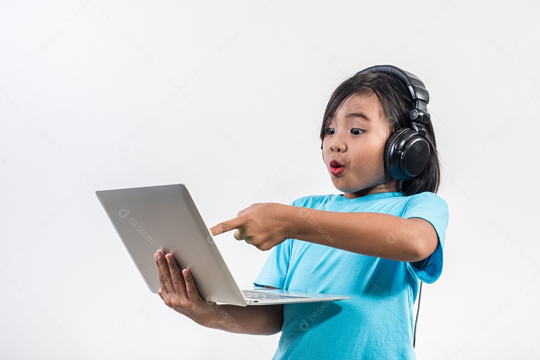 Menina usando computador portátil e aula de escuta online