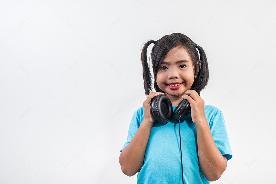 Menina ouvindo música em fones de ouvido sem fio