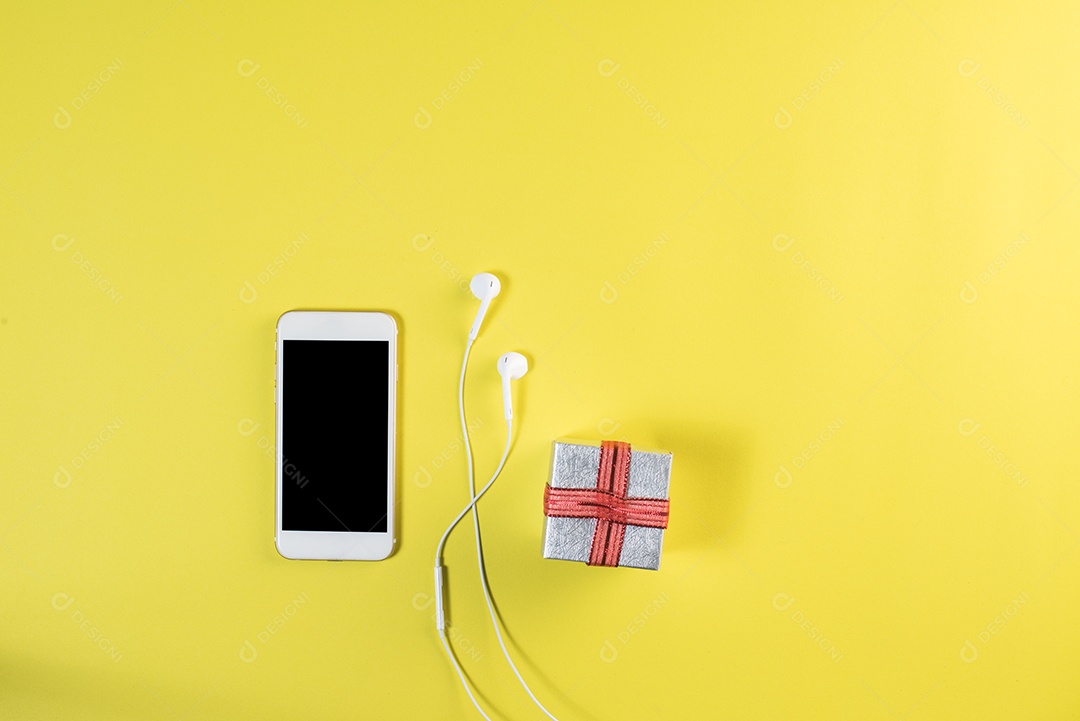 Vista superior do celular na mesa amarela