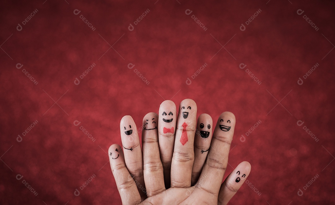Dedo com emoção em fundo vermelho