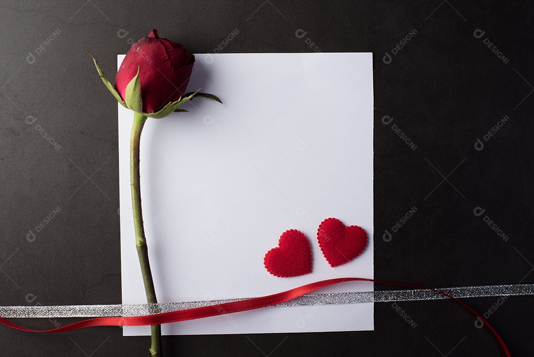 Rosa vermelha com cartão branco
