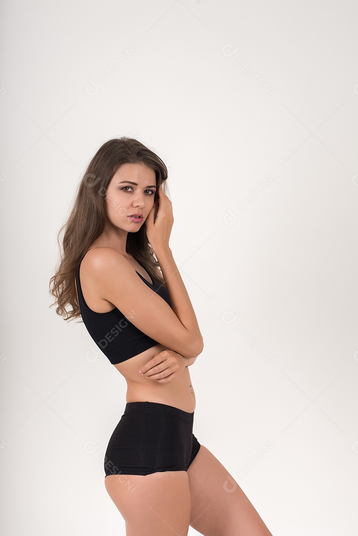 Mulher bonita com corpo saudável em fundo branco