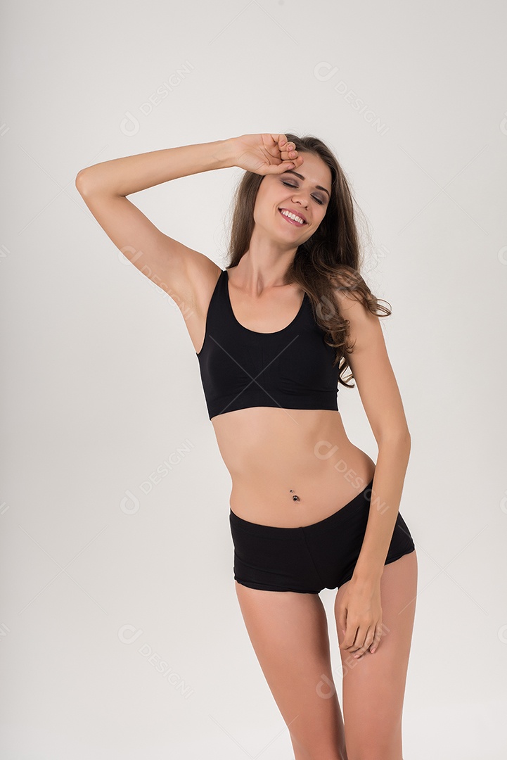 Mulher bonita com corpo saudável em fundo branco