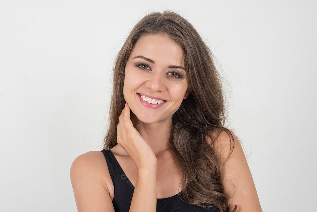 Mulher bonita com corpo saudável em fundo branco