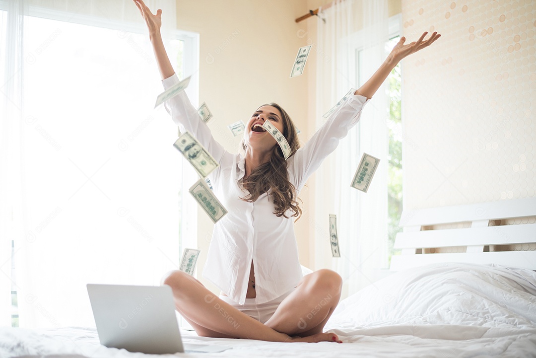 Mulher com nota de dólar na cama