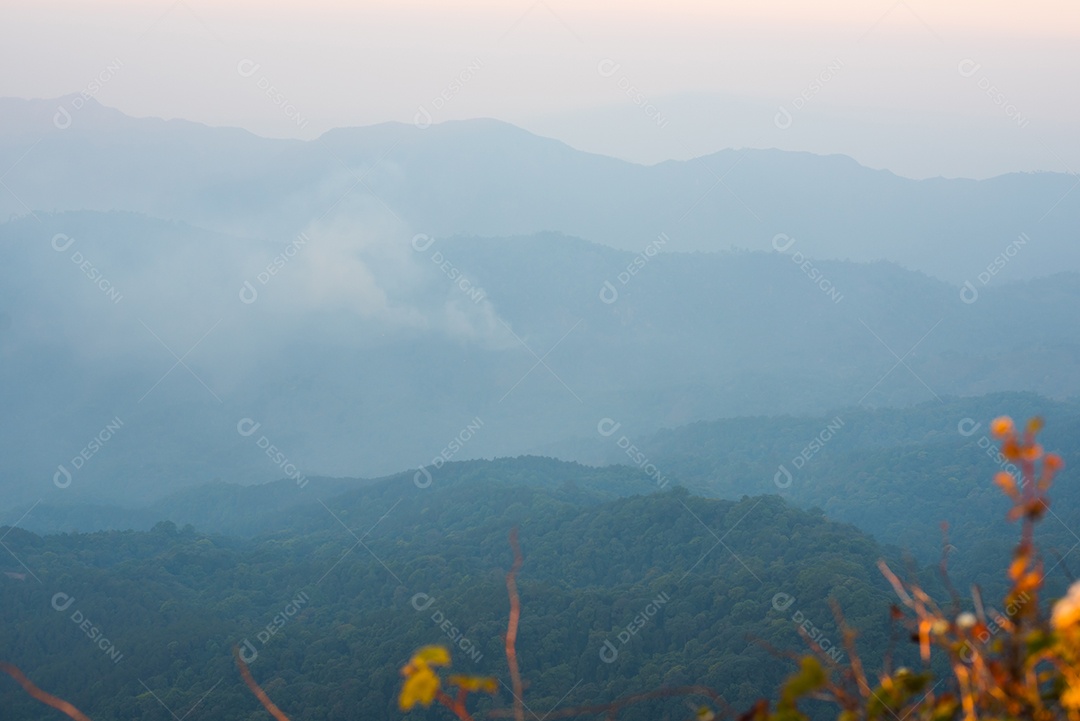 Montanha de belas camadas de fundo