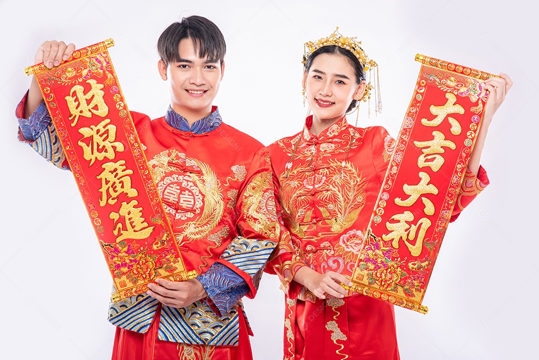 Homem e mulher usam terno Cheongsam comemoram o ano novo chinês com cartão chinês