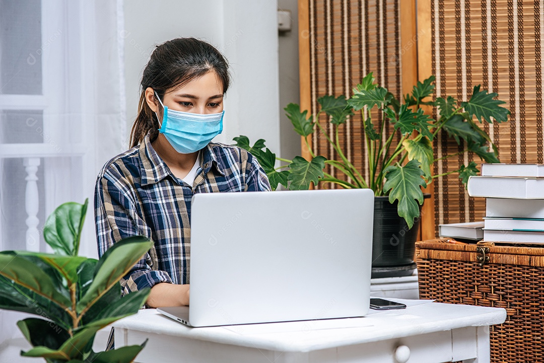 Mulher sentam-se à mesa e usam o telefone para coordenar.