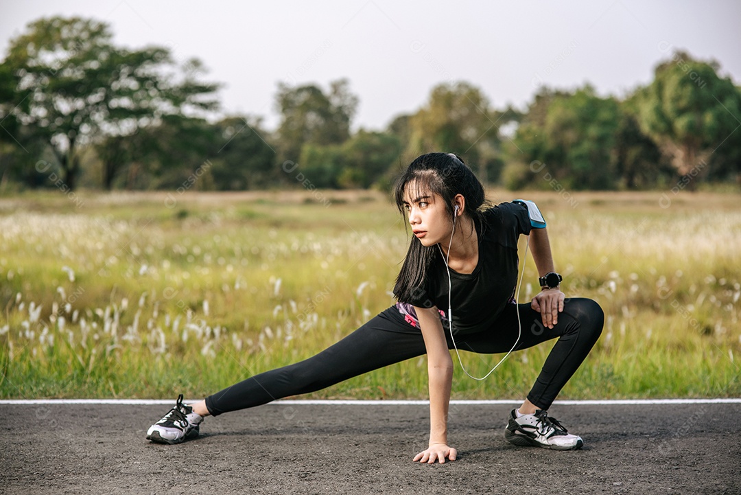 Mulher se aquecem antes e depois do exercício