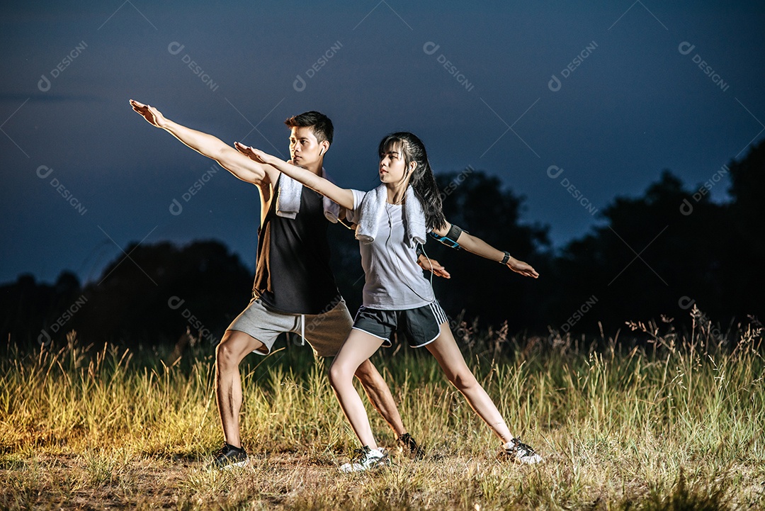 Homem  e mulher se aquecem antes e depois do exercício
