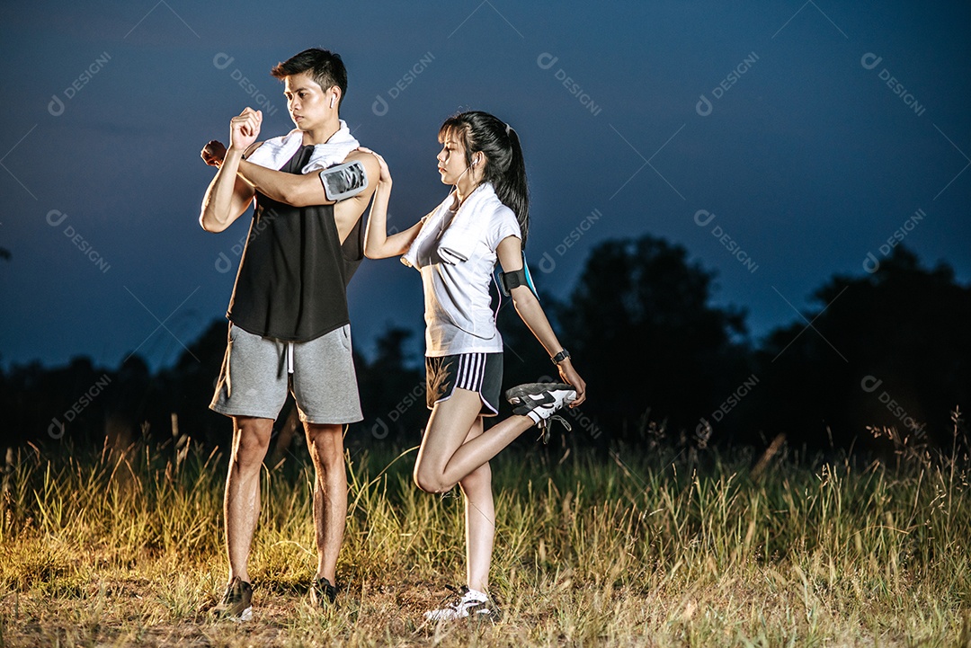 Homem  e mulher se aquecem antes e depois do exercício