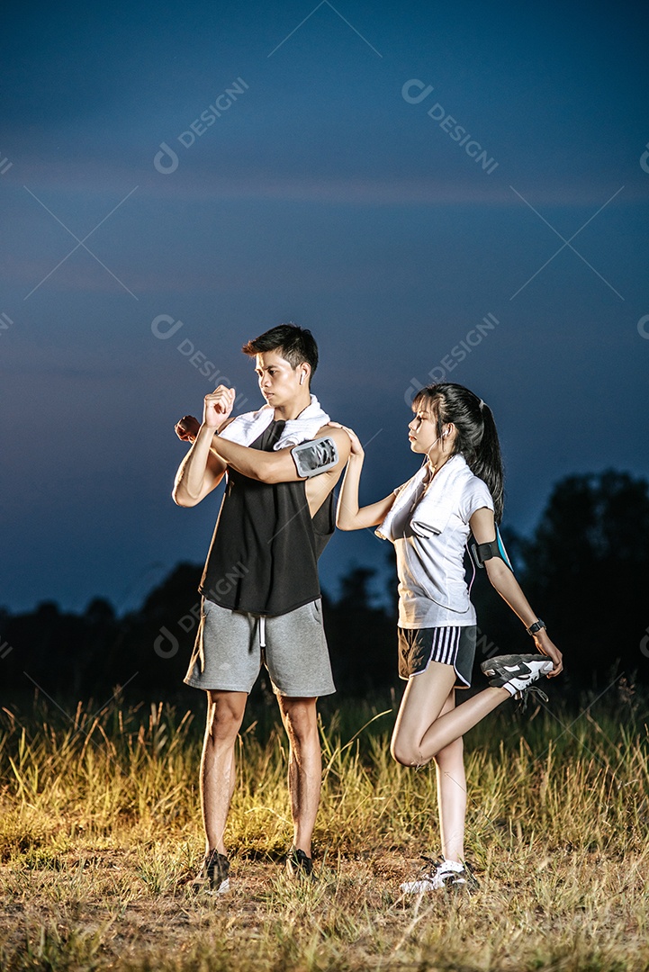 Homem  e mulher se aquecem antes e depois do exercício