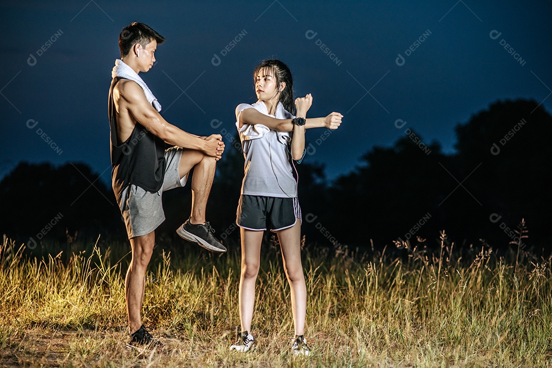 Homem  e mulher se aquecem antes e depois do exercício