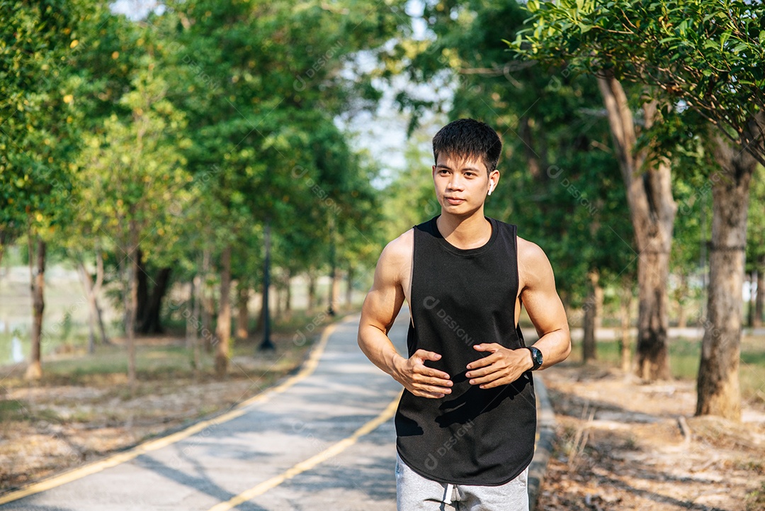Homem se exercitam correndo na estrada.