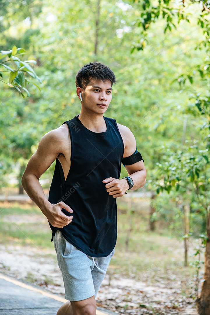 Homem se exercitam correndo na estrada.
