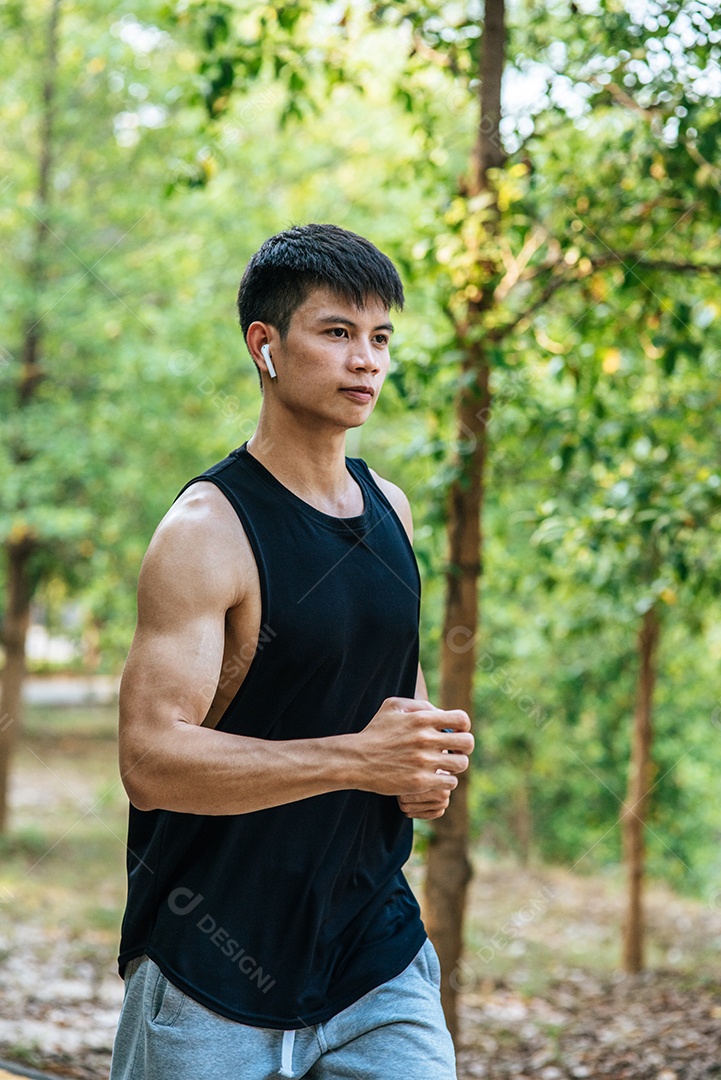 Homem se exercitam correndo na estrada.