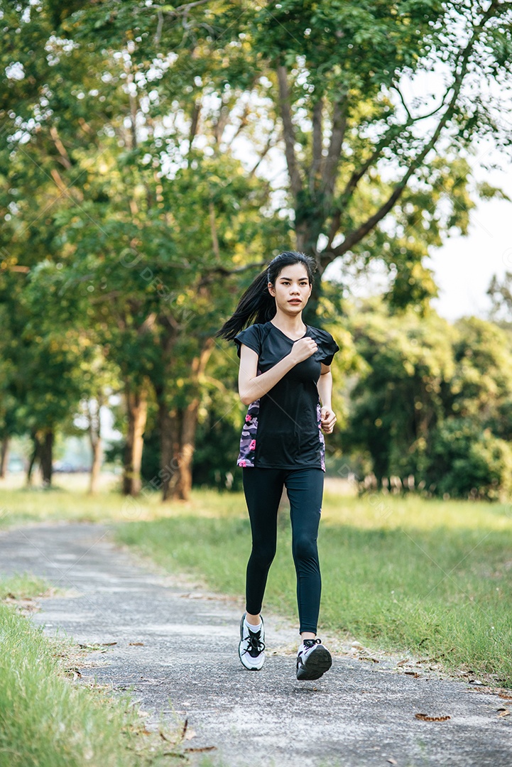 Mulher se exercitam correndo na estrada.