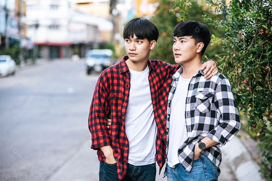 Dois homens que se amam alegremente se abraçam