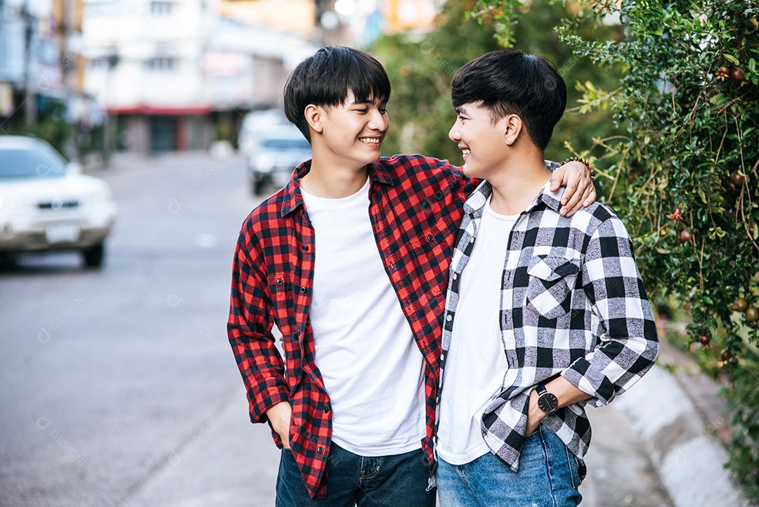 Dois homens que se amam alegremente se abraçam