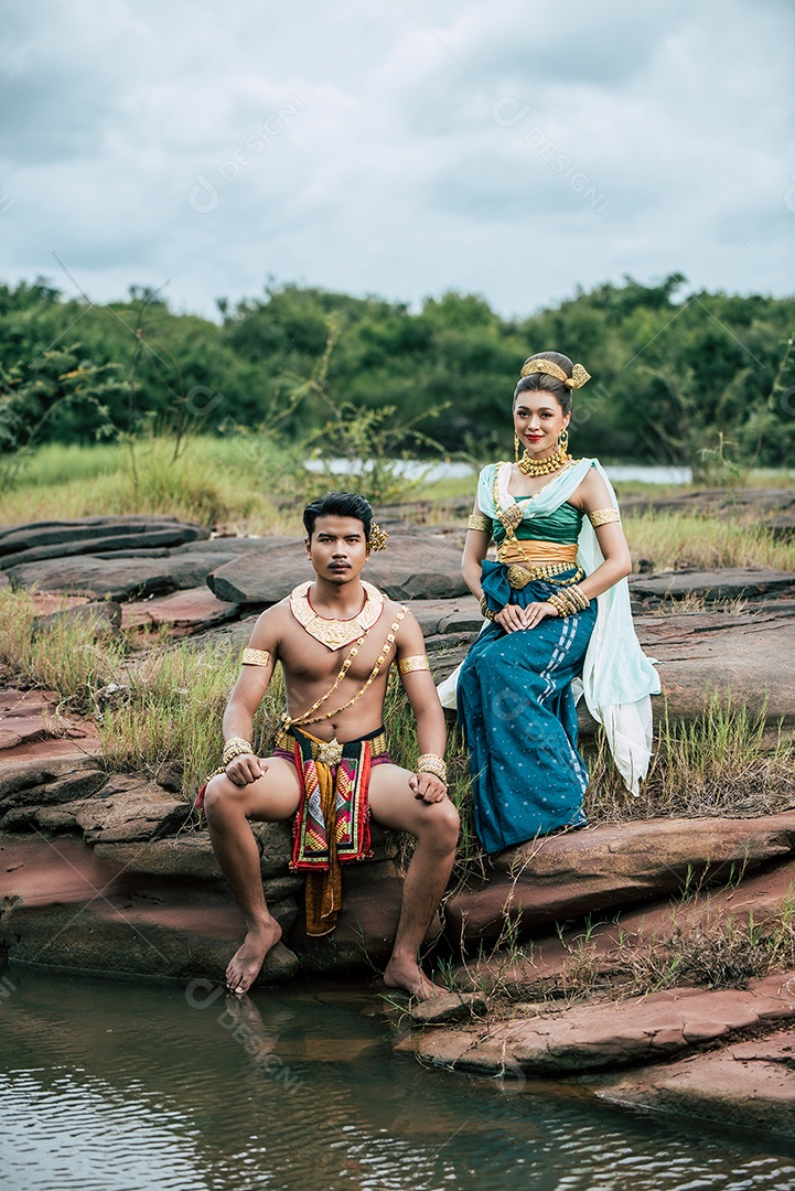 Retrato de jovem e mulher vestindo lindo traje tradicional que imagem de imaginação da literatura da Tailândia sobre o rei serpente, contos folclóricos