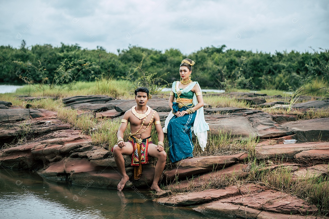 Retrato de jovem e mulher vestindo lindo traje tradicional que imagem de imaginação da literatura da Tailândia sobre o rei serpente, contos folclóricos