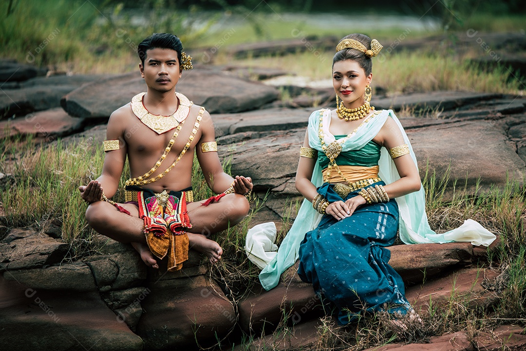 Retrato de jovem e mulher vestindo lindo traje tradicional que imagem de imaginação da literatura da Tailândia sobre o rei serpente, contos folclóricos