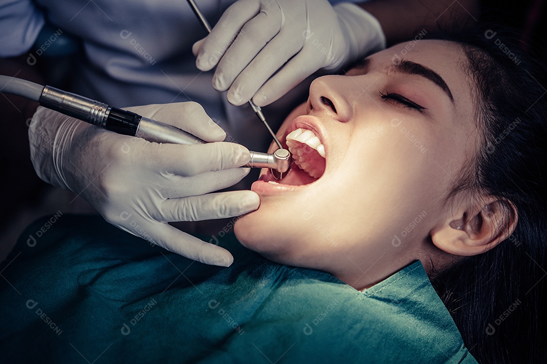 Dentistas tratam os dentes dos pacientes.