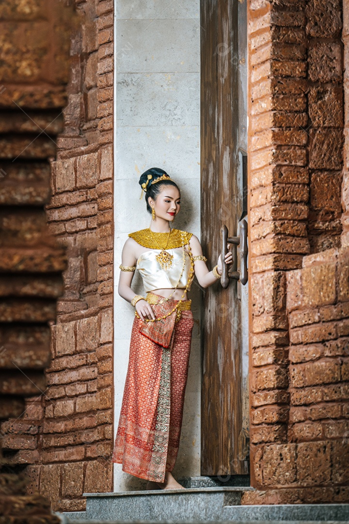 Retrato de corpo inteiro, mulher tailandesa encantadora em traje de vestido tradicional bonito, mulher vestindo vestido tailandês típico em sítio arqueológico ou fundo de templo tailandês, cultura de identidade da tailândia