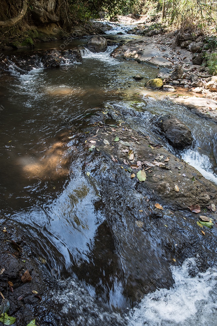 Cachoeira na natureza e fundo de pedra