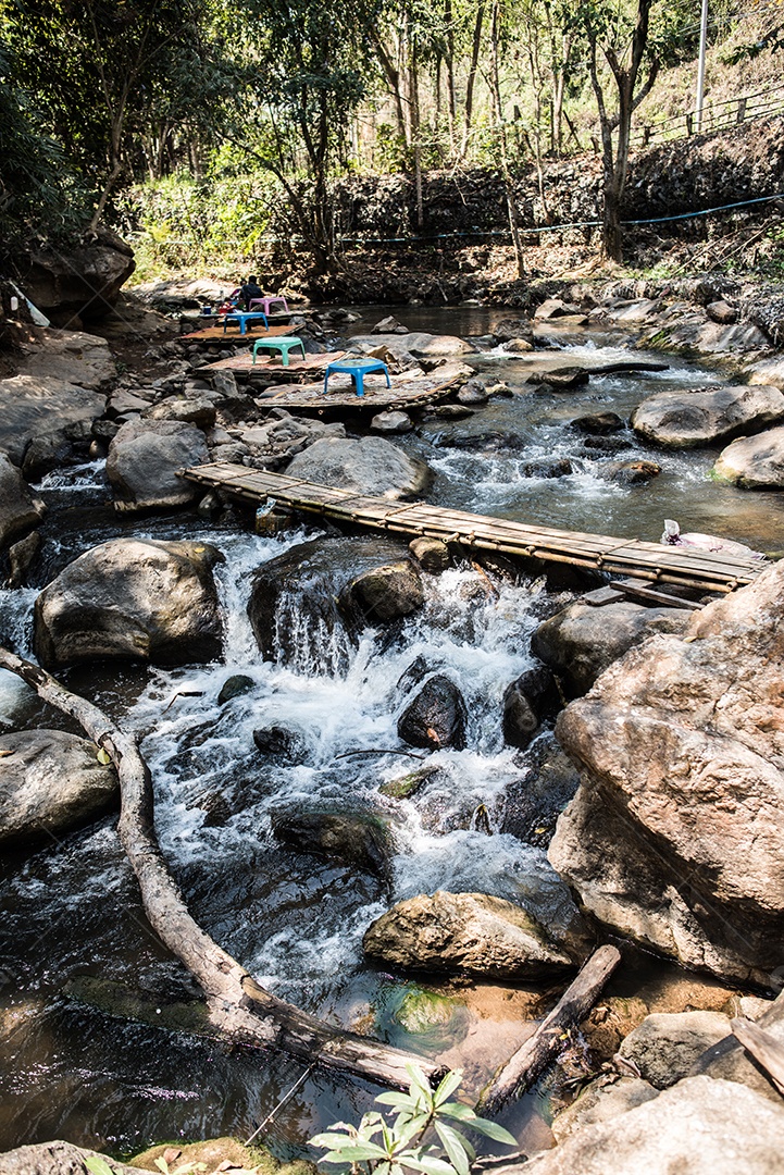 Cachoeira na natureza e fundo de pedra