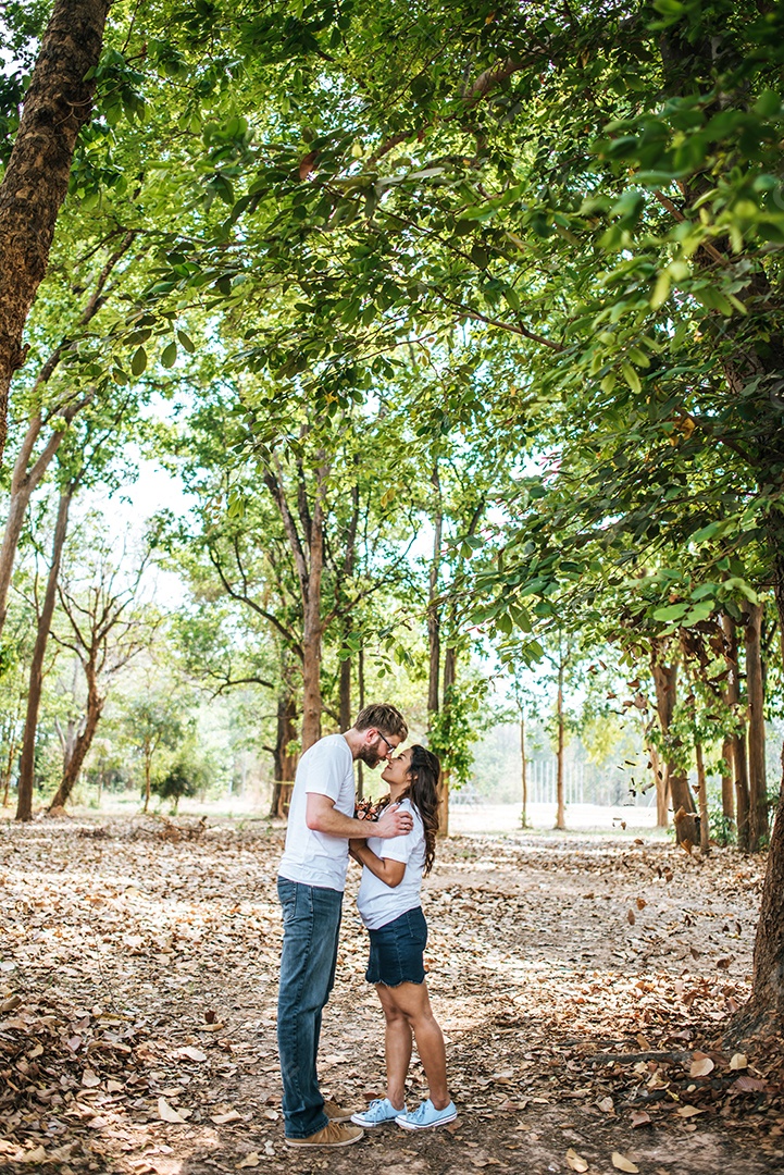 Diversidade de casal sorridente feliz no momento de amor juntos