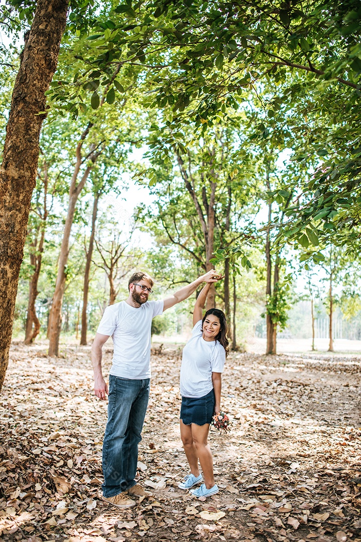 Diversidade de casal sorridente feliz no momento de amor juntos