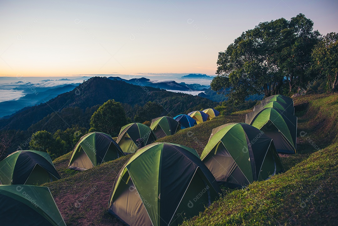 Acampamento matinal no fundo da montanha