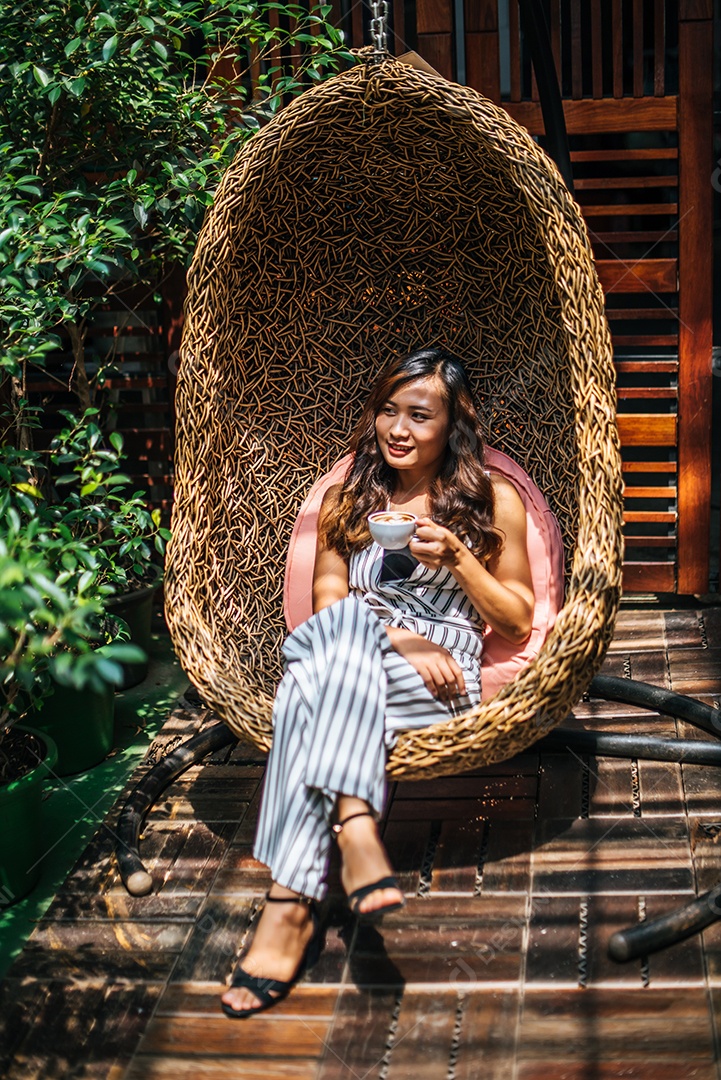 Retrato de uma linda mulher asiática relaxa no café