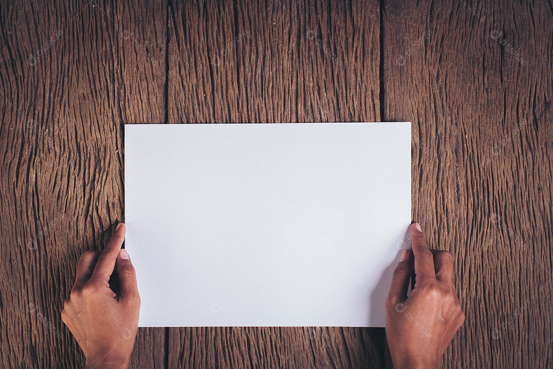 Vista superior mão com papel branco em branco.